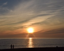 西の海に沈む夕日。海に精霊舟を流す習慣の地区もある