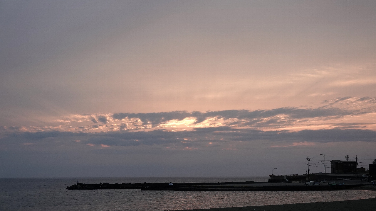 青空に雲が流れていく 海の夕暮れに大勢の人 雲と空の365日