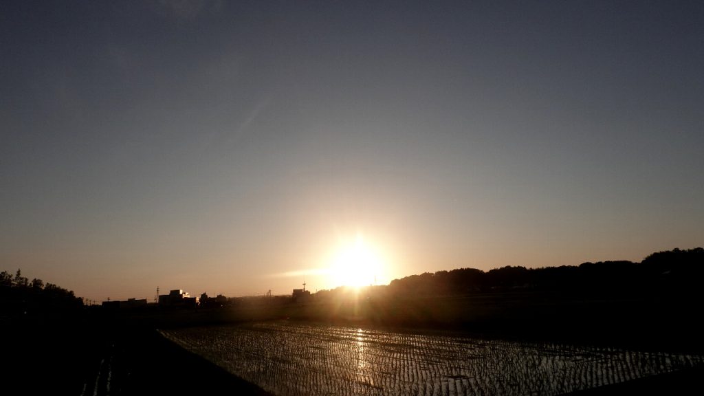 快晴戻る 一瞬だけ暈夕方は雲なし 雲と空の365日