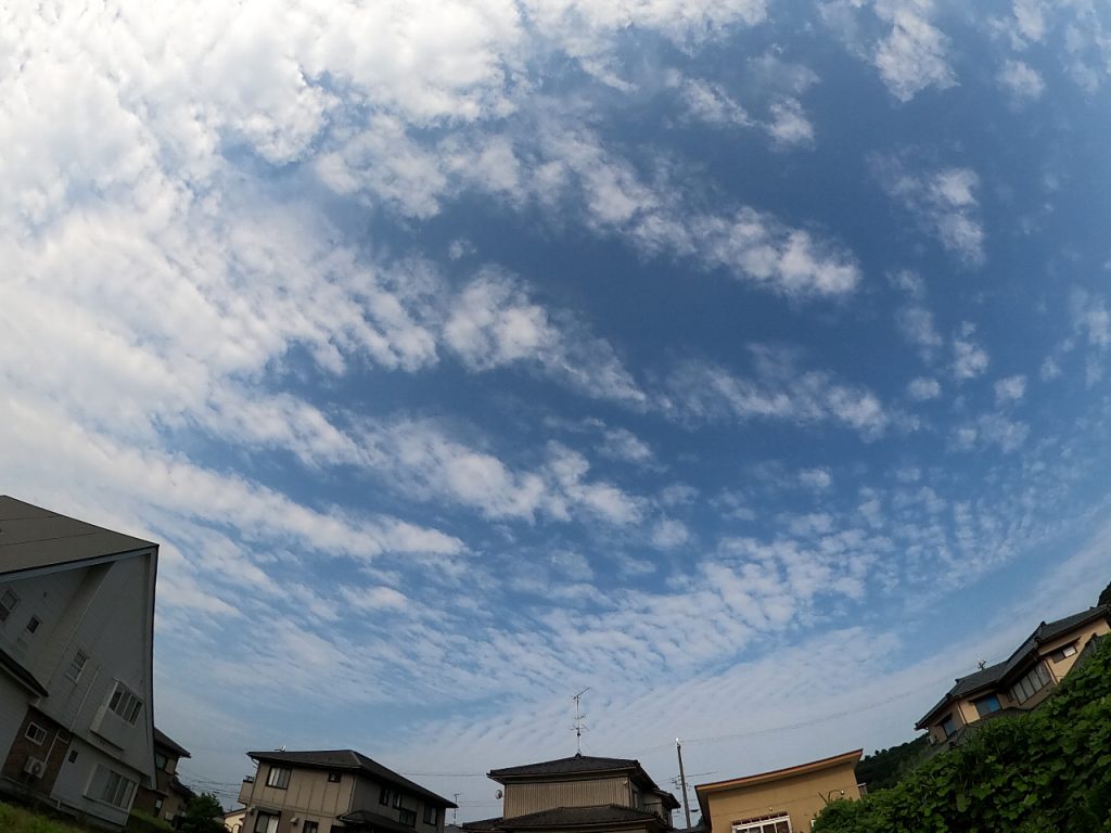 暑さは夏本番 夏雲は現れず 雲と空の365日