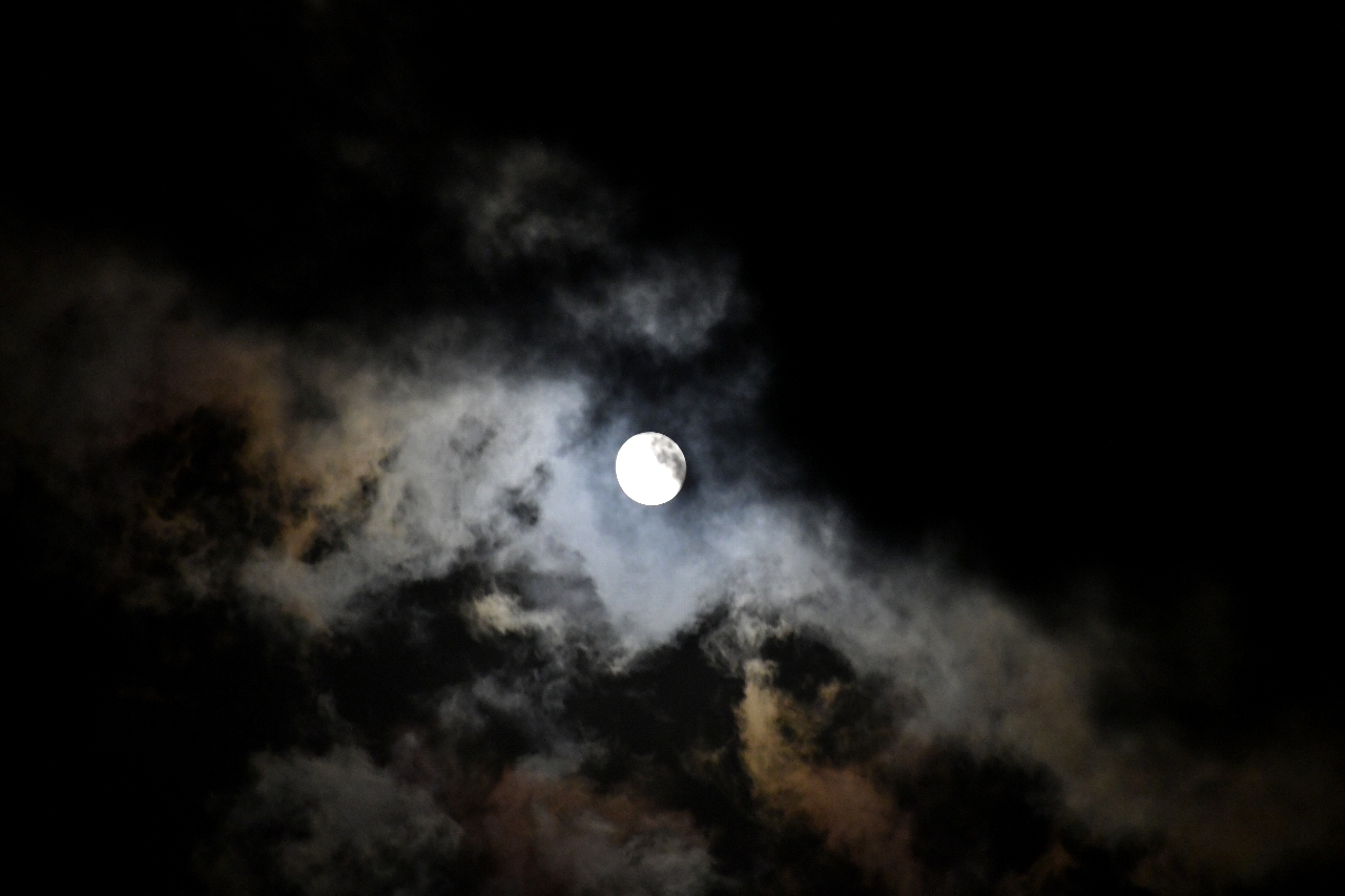 十四夜明るい小望月 彩雲も 雲と空の365日