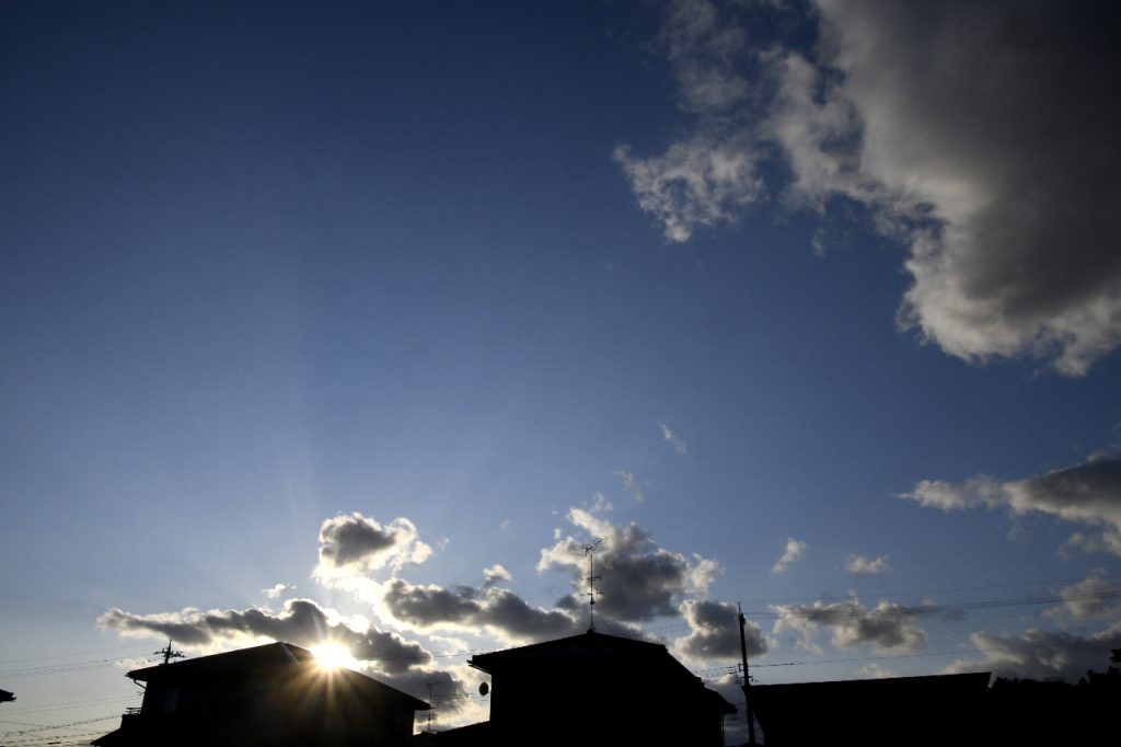 寒い青空 光芒 窓に反射する夕陽 雲と空の365日